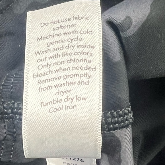 Athleta Ultimate Stash Pocket Camo 7/8 tight Sz: XS - Picture 16 of 16